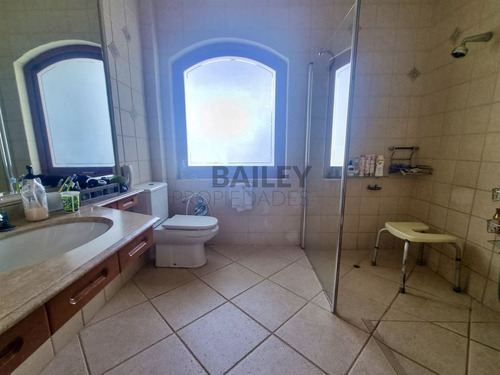 Casa En Venta De 5 Dorm. En Concón
