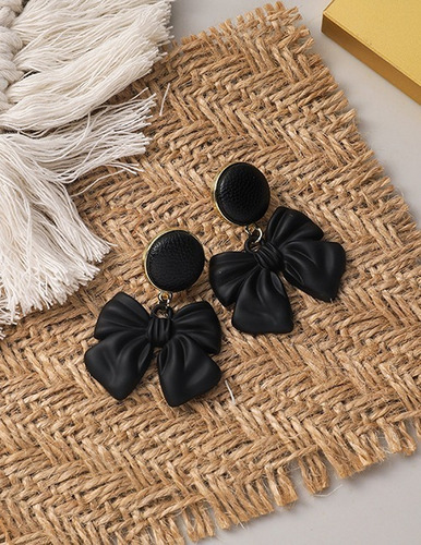 Aretes De Moño  De Cuero Negro Combinados Con Dorado Moda