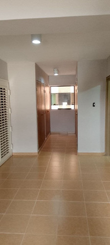 Apartamento En Alquiler Mañongo Res. Trebol Plaza (mer)