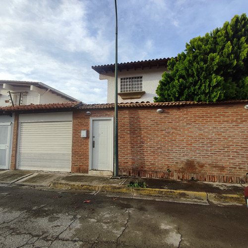 Venta De Excelente Casa Ubicada En Calle Cerrada De Alto Prado