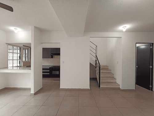 Casa En Venta En Dream Lagoons, Apodaca | 3 Recámaras, Alberca, Gimnasio Y Lago Artificial