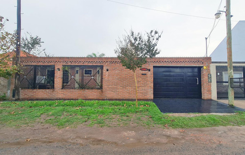 Imagen 2 de 25 de Casa De 2 Dormitorios Con Piscina En Venta En Ciudad Evita