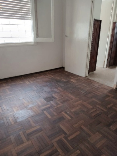 Imagen 3 de 14 de Venta Apartamento Un Dormitorio Y Medio Super Oferta, Locomoción En La Puerta