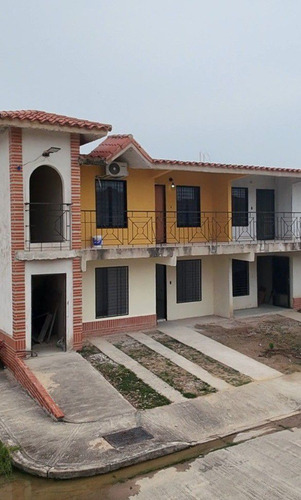 Ar Townhouse Residencias Alboral. Flor Amarillo