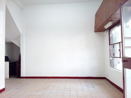 Imagen 2 de 10 de Local Villa Santa Rita Limite Con Floresta, Al Frente, 27.47 M2 Totales, Doble Vidriera