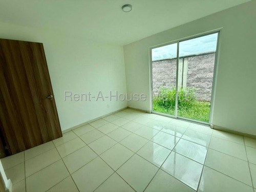 Casa De 1 Nivel Con Sala De Tv Y 3 Recámaras, Venta - Santa Rosa Jauregui