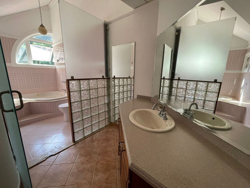 Alquilo Hermosa Mansión De 3 Niveles En Zona Exclusiva De Los Ríos Solo Para Vivienda (no Negocio) Codigo: Pd06