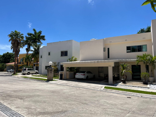 Casa Con Terraza, Jardín Y Alberca Privada, En Venta, Villa Magna, Cancun.
