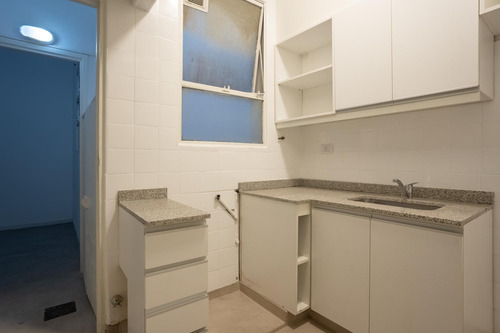 Departamento En Recoleta De 3 Ambientes Con Dependencia.