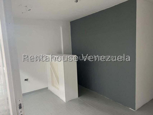 Dennymar, Alquila Local Comercial Ubicado En Mini Centro Comercial Al Este De La Ciudad, Ofreciéndote La Oportunidad De Invertir Y Llevar Tu Empresa A Otro Nivel Contáctame Y Hagamos Negocios B5675b