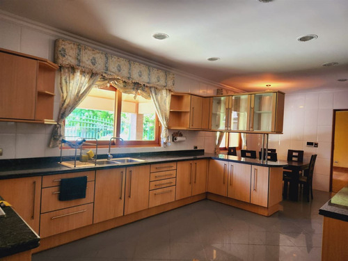 Casa En Venta De 6 Dorm. En Talca