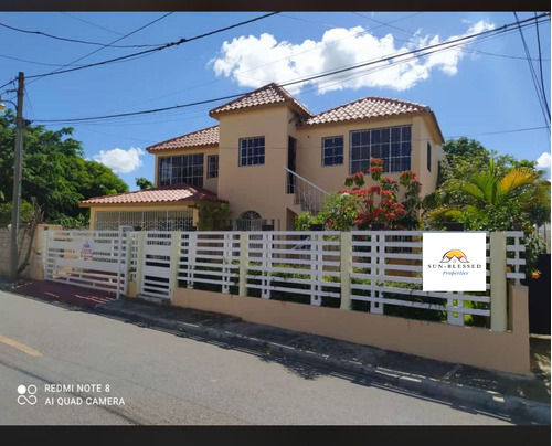 Vendo Casa En Higuey, Detras De La Basilica, 7 Habs. 5 Baños