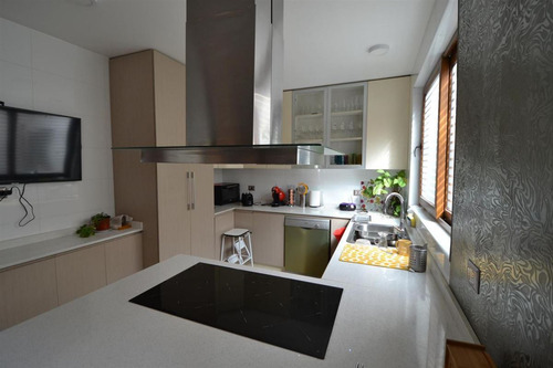 Casa En Venta De 3 Dorm. En Vitacura