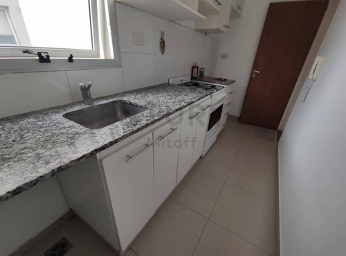 Imagen 2 de 10 de Departamento De 2 Dormitorios Con Cochera En La Plata