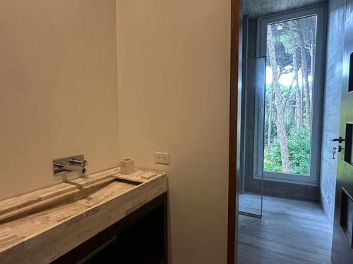 Departamento En Venta - 4 Dormitorios 2 Baños - 1.117mts2 - Carilo