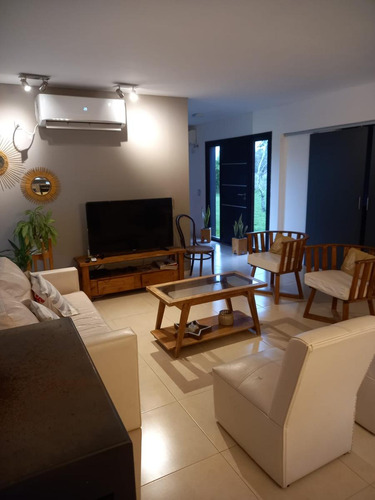 Casa En Venta - 2 Dormitorios 1 Baño - Cochera - 2.008mts2 - Castelli