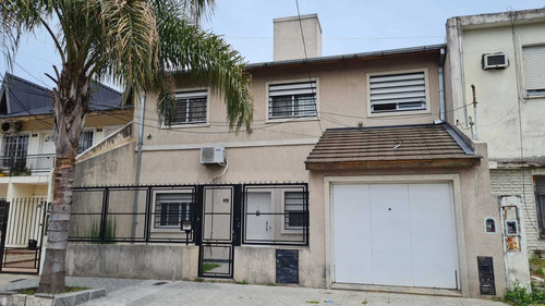 Excelente Chalet 6 Ambientes En Dos Plantas Sobre Lote De 10 X 26 Mts, Fondo Libre De 15 Mts Con Parrilla. Villa Luzuriaga. Nuevo Valor