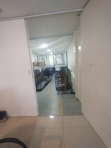 Se Vende Local Logístico Excelente Zona De Montevideo