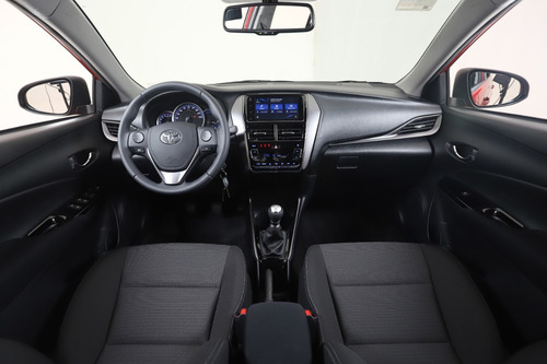Imagen 8 de 25 de Toyota Yaris Xls 6mt 4p My22