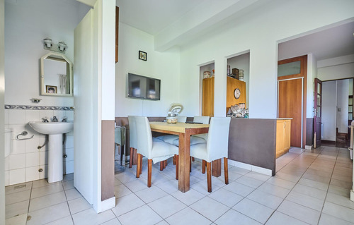 Venta - Casa 7 Amb. En Camino Real Con Jardín, Pileta Y Quincho Cerrado