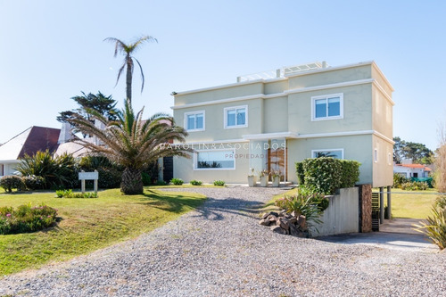 Casa De Cuatro Dormitorios En Venta Frente Al Mar- Ref: 2717
