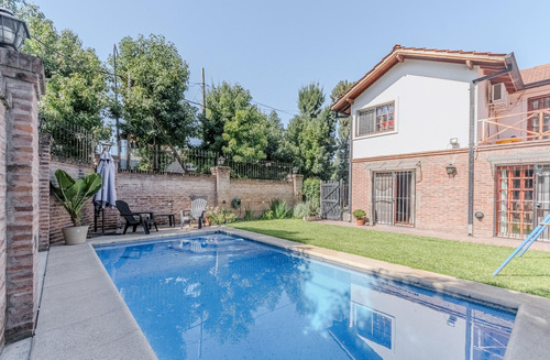 Venta Luminosa Y Funcional Casa De 4 Ambientes Con Jardín Y Pileta En Zona San Felipe