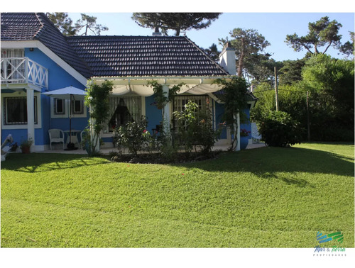 En Venta Y Alquiler... Casa En Excelente Zona, Distribuida En Dos Plantas.
