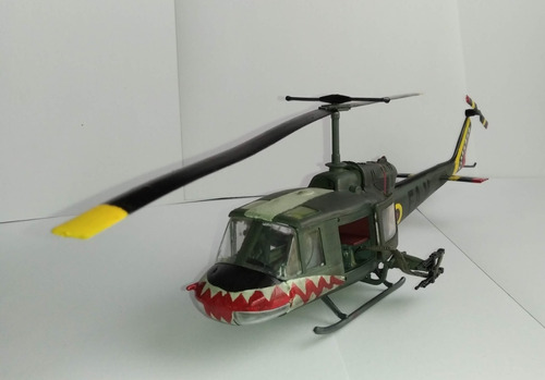 Helicoptero Uh-1c Huy Gunship Pintado  Lindberg Escala 1/43 