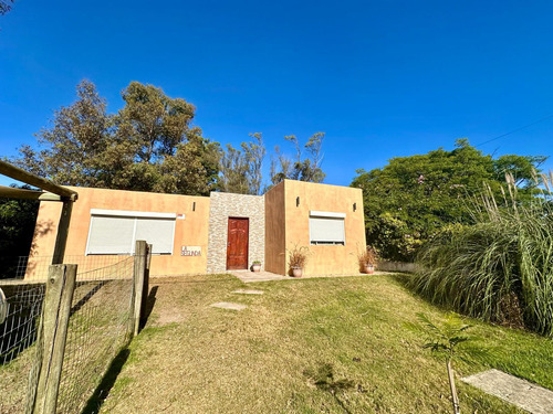 Venta Casa 2 Dormitorios, 2 Baños, Con Amplio Terreno Y Piscina En La Barra, Punta Del Este