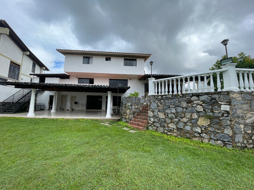 En Venta Casa De 1.000m2 En Cumbres De Curumo