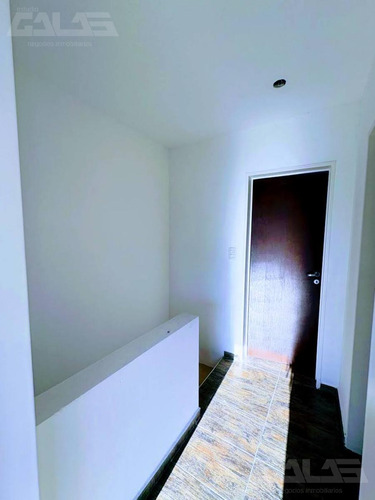 Real Oportunidad! Hermoso Duplex De 3 Ambientes Dentro De Un Muy Lindo Complejo. Bajas Expensas!