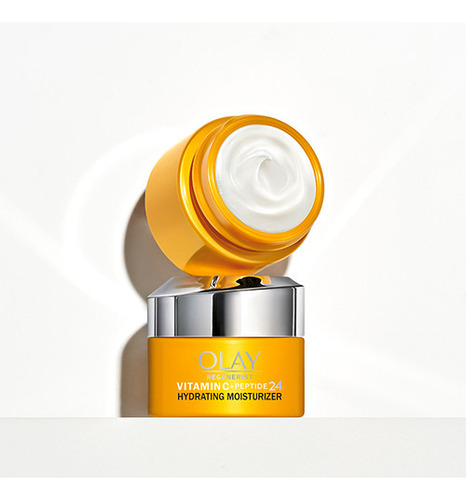 Olay Regenerist Vitamin C Peptide 24 Hydrating Moisturizer 15 Ml / 0.5 Oz Con Aroma Cítrico, Sedosa Y Ligera, Nuestra Fórmula En Crema Se Funde En La Piel Sin Dejar Residuos Pegajosos Ni Grasosos.