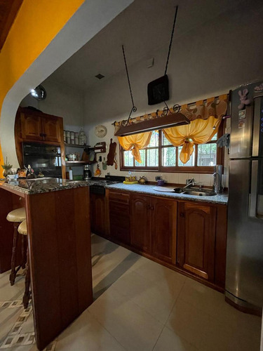 Casa En Venta Con 3 Viviendas De 4amb Y 2amb, Jardín Y Cochera - Wilde