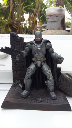 Dc Multiverse Batman Con Armadura Y Arma, Suelto!! (Usado)