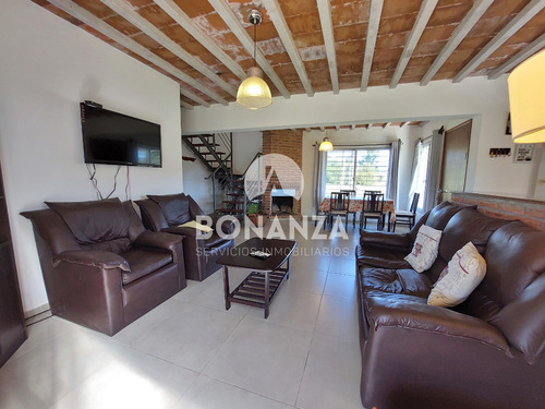 Casa En Punta Colorada - Piriápolis. 600 Metros De La Playa. 6 Personas, 3 Dormitorios, 2 Baños.