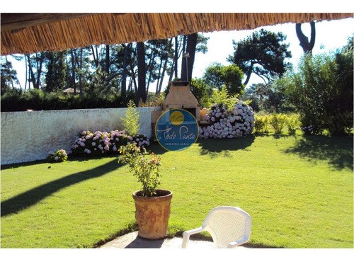 Se Alquila Hermosa Casa En Zona De Prestigio, Alquiler En Punta Del Este, Barrio Beverly Hills- Ref: 4376