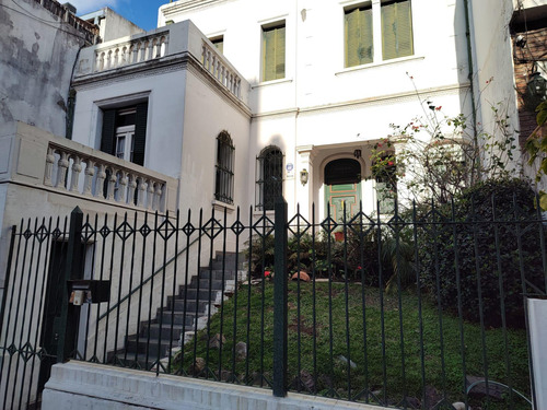 Casa Estilo Inlges Con Amplio Jardin Y Fondo.