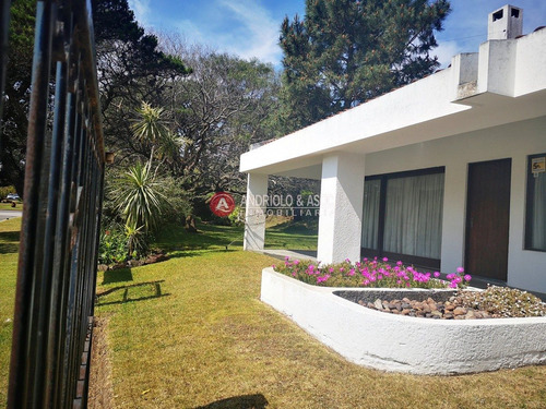 Casa En Punta Del Este, Playa Mansa, Cerca Del Mar, Venta, Alquiler Anual, Y Temporada- Ref: 6622