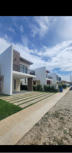 Vendo Casa En Residencial Bavaro Punta Cana De 3hb Con Pisci
