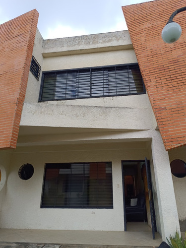 Leandro Araque Inzitu Realtors Vende Townhouse Amoblado En Residencias Mucubají Naguanagua Urb. Guayabal
