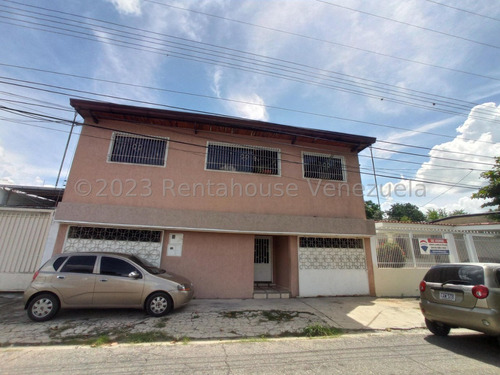 Comoda Casa De Dos Niveles En Venta La Barraca Excelente Ubicacion Planta Alta Total Remodelada Calle Cerrada Tanque Sub Estef 24-11164