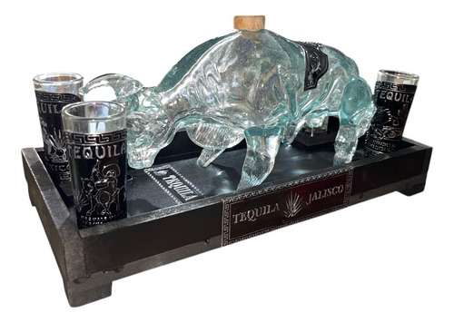 Toro Licorera 700ml Con 4 Tequileros 60ml Con Base De Madera Agua