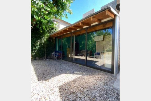 Casa Tipo Chalet De 5 Ambiente Con Gge Cubierto , Jardin,fondo , Quincho, 3 Baños, Desarrollada En 2 Plantas, Sobre Lote De 8.x 24 Mts