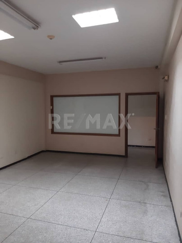Imagen 13 de 14 de Edificio Comercial Dos Plantas A Pie Calle México Cumaná Amplio Local Comercial En Pb Y 5 Oficinas Con Baño Privado