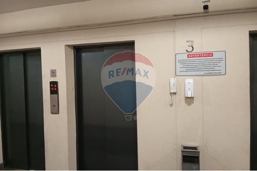 Oficina En Sector Comercial - Las Condes