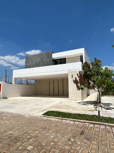 Casa En Venta Mérida Con Alberca En Privada Con Amenidades