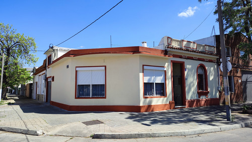 Vende Casa 3 Dormitorios, 2 Baños, Garaje Y Azotea