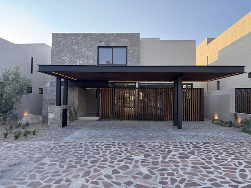 Residencia De Lujo Con Alberca, Área Verde Posterior- Altozano