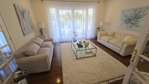 Preciosa Casa Estilo Georgian En Privilegiado Barrio