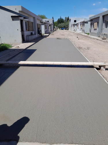 Casa En Venta De 2 Dormitorios C/ Cochera En Luzuriaga